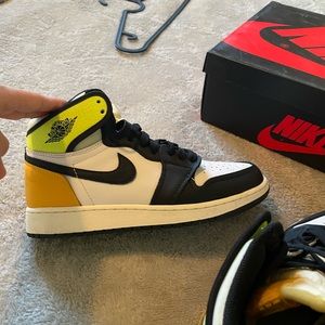W 7 / boy youth 5.5 Jordan 1Retro High White Black Volt Univ. Gold